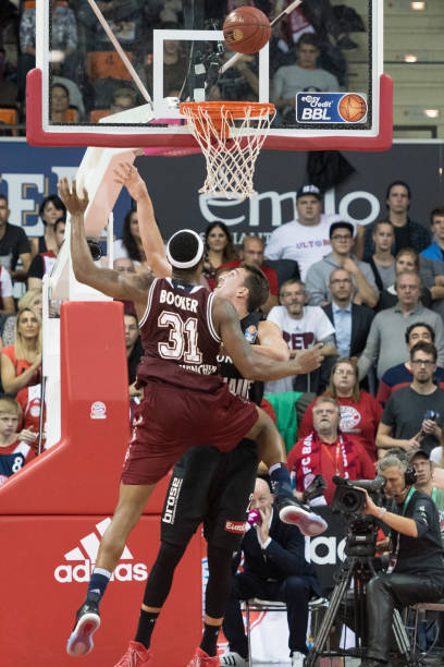 帮助队员纠 帮助队员纠